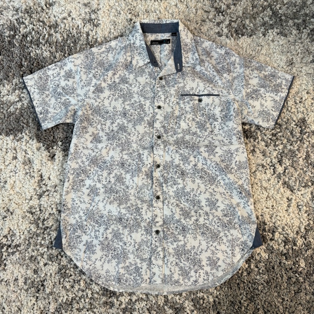 Akrux, Men’s Floral Print Short Sleeve Button Down Shirt in Blue & White, Medium